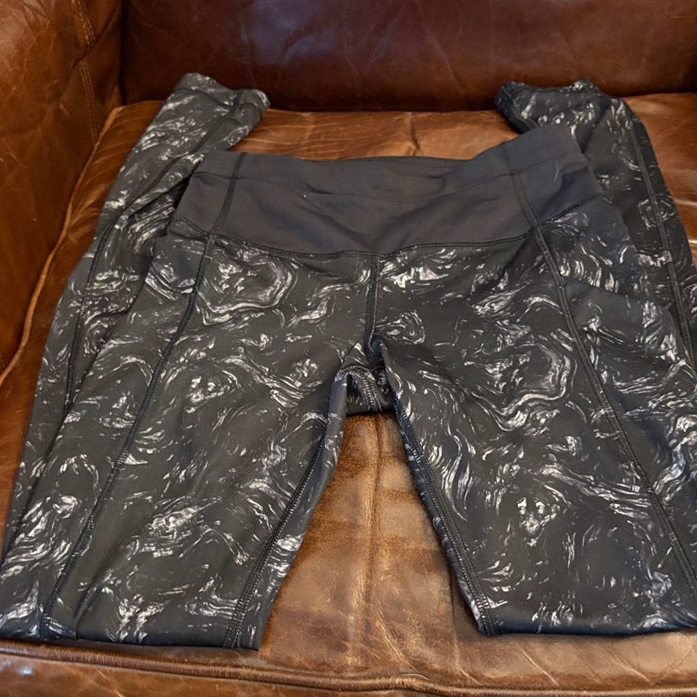 EUC Lululemon SZ 2 Black Marble-Print Active Leggings